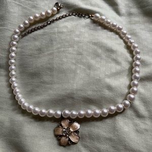 Pearl necklace with flower pendant